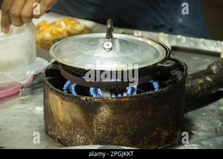 Roti in una padella profonda, cosparsa di zucchero granulato e di latte condensato dolcificato Foto Stock