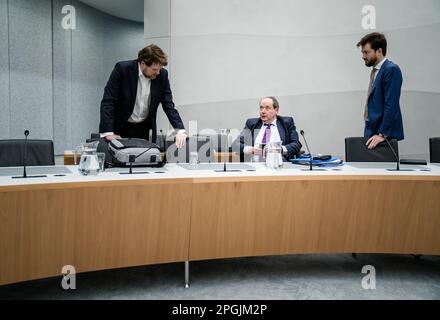 L'AIA - Sottosegretario di Stato Hans Vijlbrief (Affari economici e clima) nel corso di una discussione in commissione sulla modifica della legge sulle miniere. ANP BART MAAT netherlands OUT - belgio OUT Foto Stock