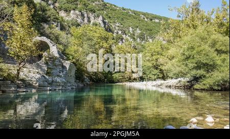 Vista panoramica della bellezza naturale del fiume Voidomatis Vikos Epiro Grecia vicino al parco nazionale Vikos Gorge Foto Stock