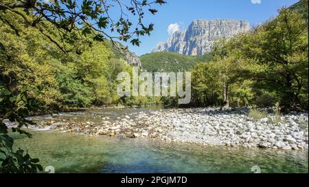 Vista panoramica della bellezza naturale del fiume Voidomatis Vikos Epiro Grecia vicino al parco nazionale Vikos Gorge Foto Stock