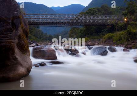 Nuovo ponte attraverso Madi Khola sulla strada per Annapurna - Nepal, Himalaya Foto Stock