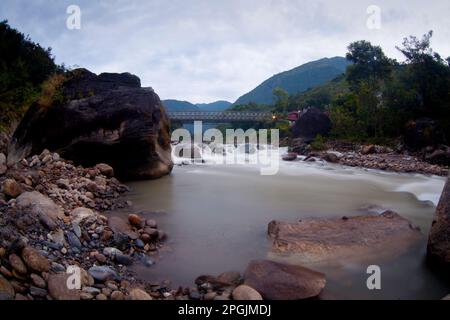 Nuovo ponte attraverso Madi Khola sulla strada per Annapurna - Nepal, Himalaya Foto Stock
