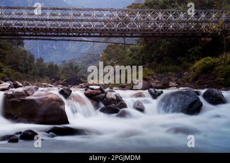 Nuovo ponte attraverso Madi Khola sulla strada per Annapurna - Nepal, Himalaya Foto Stock
