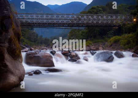 Nuovo ponte attraverso Madi Khola sulla strada per Annapurna - Nepal, Himalaya Foto Stock