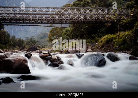 Nuovo ponte attraverso Madi Khola sulla strada per Annapurna - Nepal, Himalaya Foto Stock