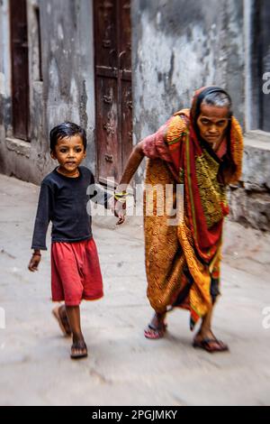 VARANASI, INDIA - 2 NOVEMBRE: Vecchia donna per le strade di Varanasi ion Diwaly vacanza il 7,2013 novembre a Varanasi, India. Foto Stock