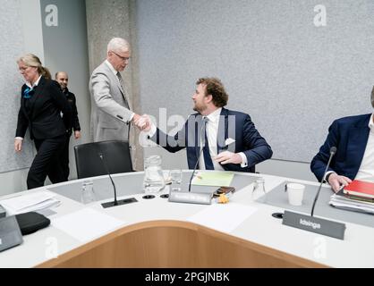 L'AIA - Sottosegretario di Stato Marnix van rij (Finanze) e Romke de Jong (D66) nel corso di un dibattito in commissione sull'amministrazione fiscale e doganale presso la Camera dei rappresentanti. ANP BART MAAT netherlands OUT - belgio OUT Foto Stock