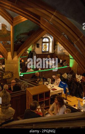 Interno del ristorante Ratkeller seminterrato, Monaco di Baviera, Germania Foto Stock