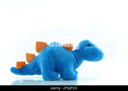 Bambola di peluche di dinosauro isolata su sfondo bianco Foto Stock