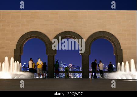 Vista dalla terrazza del Museo d'Arte Islamica dell'architetto I. M. Pei allo skyline di Doha, Qatar Foto Stock