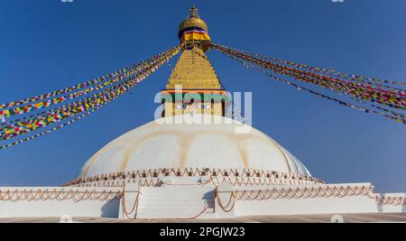 Vista frontale della storica Boudhanath stupa a Kathmandu, Nepal Foto Stock