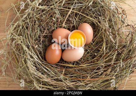 Mucchio di uova di pollo, tuorlo d'uovo in uovo spezzato. BIO e eco-agricoltura, prodotti bio-alimentari. Vista dall'alto. Foto Stock