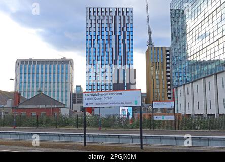Piattaforma a Caerdydd Heol y Frenhines, Cardiff Queen Street, stazione ferroviaria, centro di Cardiff, Galles, REGNO UNITO, CF10 2UD Foto Stock