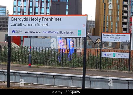Piattaforma a Caerdydd Heol y Frenhines, Cardiff Queen Street, stazione ferroviaria, centro di Cardiff, Galles, REGNO UNITO, CF10 2UD Foto Stock