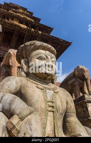 Scultura religiosa di fronte al tempio di Nyatapola a Bhaktapur, Nepal Foto Stock