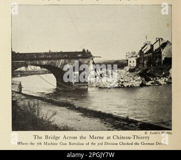 Il Ponte attraverso la Marna a Chateau-Thierry, dove il battaglione 7th Machine Gun della 3rd Divisione ha controllato il Drive tedesco dal libro ' azioni di eroismo e coraggio : The book of Heroes and personal osing ' by Elwyn Alfred Barron and Rupert Hughes, Publication Date 1920 Publisher New York : Harper & Brothers Publishers Foto Stock