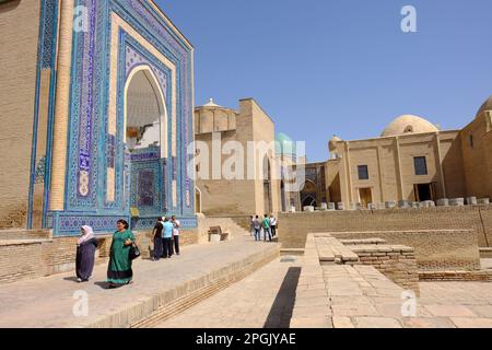 Samarkand Uzbekistan visitatori al Shahi Zinda ( Shah i Zinda ) antica tomba e mausoleo complesso nel mese di agosto 2022 Foto Stock