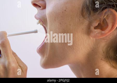 Donna malata con una rinite. Prendere gocce di naso a causa di allergia ai pollini. La donna sta avendo l'influenza e sta usando lo spray nasale per aiutare se stessa. Donna Foto Stock