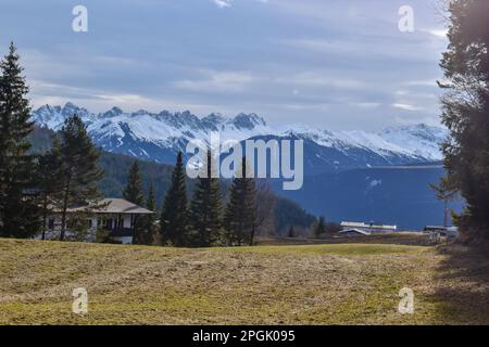 Bella vista sul piccolo villaggio montagnoso, Seefeld in Tirol è un vecchio villaggio agricolo, importante località turistica nel distretto di Innsbruck-Land in Austria, Foto Stock