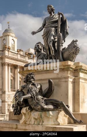 L'entrata dell'Ala Nord al quadrilatero della Fountain Court presso la Somerset House e la Statua di Edmond J Safra. Somerset House si trova sul lato sud Foto Stock