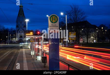 Lipsia, Germania. 23rd Mar, 2023. Le auto si fermano accanto a una fermata di tram abbandonata. Credit: Hendrik Schmidt/dpa/Archiv/dpa/Alamy Live News Foto Stock