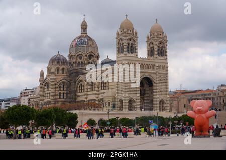 Marsiglia, Francia. 23rd Mar, 2023. Gilles Bader/le Pictorium - dimostrazione contro la riforma pensionistica a Marsiglia - 23/3/2023 - Francia/Bouches-du-Rhone/Marsiglia - dimostrazione contro la riforma pensionistica a Marsiglia il 23 marzo 2023 dal vecchio porto alla Porte d'Aix Credit: LE PICTORIUM/Alamy Live News Foto Stock