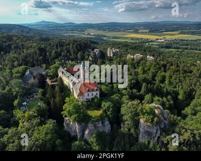 Una vista aerea del castello di Hruba Skala circondato da foreste nel Paradiso Boemo, Repubblica Ceca Foto Stock