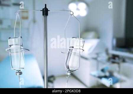 Bancone con bottiglie di medicinale in sala operatoria Foto Stock