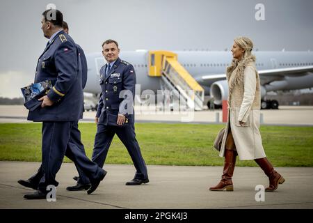 EINDHOVEN - Ministro della Difesa del Belgio, Ludivine Dedonder durante la manifestazione del CIO MMF alla base aerea di Eindhoven. La riunione rifletterà sul fatto che la flotta multinazionale MRTT (MMF) sta raggiungendo la capacità operativa iniziale. Ciò significa che la flotta NATO di nove aerei può essere dispiegata. ANP ROBIN VAN LONKHUIJSEN olanda fuori - belgio fuori Foto Stock