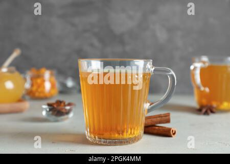 Tazza di vetro di immunità che amplifica il tè sul tavolo luminoso Foto Stock