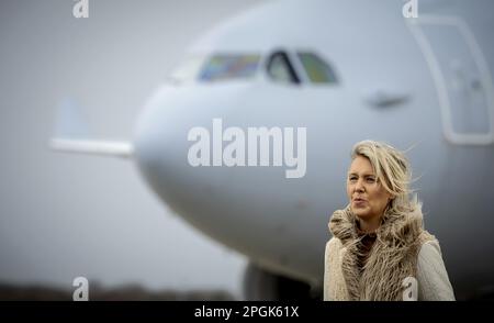 EINDHOVEN - Ministro della Difesa del Belgio, Ludivine Dedonder durante la manifestazione del CIO MMF alla base aerea di Eindhoven. La riunione rifletterà sul fatto che la flotta multinazionale MRTT (MMF) sta raggiungendo la capacità operativa iniziale. Ciò significa che la flotta NATO di nove aerei può essere dispiegata. ANP ROBIN VAN LONKHUIJSEN olanda fuori - belgio fuori Foto Stock