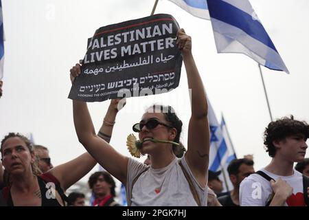 Tel Aviv, Israele. 23rd Mar, 2023. I dimostranti israeliani partecipano a una protesta contro il governo a Tel Aviv. Credit: Ilia Yefimovich/dpa/Alamy Live News Foto Stock