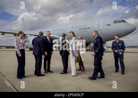 EINDHOVEN - Ministro della Difesa di Norvegia Anne Marie Aanerud, Ministro della Difesa del Lussemburgo, S.E. Bausch, Segretario Generale della NATO Jens Stoltenberg, Commissario per il mercato interno Thierry Breton, Ministro Kajsa Ollongren (Difesa), Ministro della Difesa del Belgio, Ludivine Dedonder e Ministro della Difesa della Germania Siemtje Möller (VLNR) durante l'evento MMF IOC presso la base aerea di Eindhoven. La riunione rifletterà sul fatto che la flotta multinazionale MRTT (MMF) sta raggiungendo la capacità operativa iniziale. Ciò significa che la flotta NATO di nove aerei può essere dispiegata. ANP ROBI Foto Stock