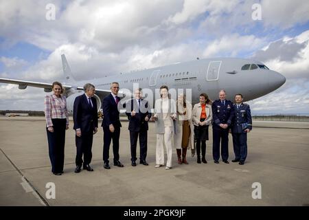 EINDHOVEN - Ministro della Difesa di Norvegia Anne Marie Aanerud, Ministro della Difesa del Lussemburgo, S.E. Bausch, Segretario Generale della NATO Jens Stoltenberg, Commissario per il mercato interno Thierry Breton, Ministro Kajsa Ollongren (Difesa), Ministro della Difesa del Belgio, Ludivine Dedonder e Ministro della Difesa della Germania Siemtje Möller (VLNR) durante l'evento MMF IOC presso la base aerea di Eindhoven. La riunione rifletterà sul fatto che la flotta multinazionale MRTT (MMF) sta raggiungendo la capacità operativa iniziale. Ciò significa che la flotta NATO di nove aerei può essere dispiegata. ANP ROBI Foto Stock