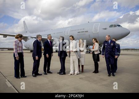 EINDHOVEN - Ministro della Difesa di Norvegia Anne Marie Aanerud, Ministro della Difesa del Lussemburgo, S.E. Bausch, Segretario Generale della NATO Jens Stoltenberg, Commissario per il mercato interno Thierry Breton, Ministro Kajsa Ollongren (Difesa), Ministro della Difesa del Belgio, Ludivine Dedonder e Ministro della Difesa della Germania Siemtje Möller (VLNR) durante l'evento MMF IOC presso la base aerea di Eindhoven. La riunione rifletterà sul fatto che la flotta multinazionale MRTT (MMF) sta raggiungendo la capacità operativa iniziale. Ciò significa che la flotta NATO di nove aerei può essere dispiegata. ANP ROBI Foto Stock