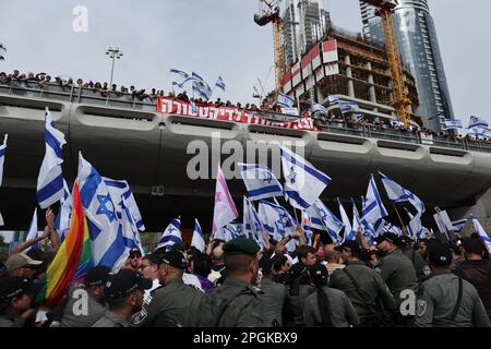 Tel Aviv, Israele. 23rd Mar, 2023. I dimostranti israeliani partecipano a una protesta contro il governo a Tel Aviv. Credit: Ilia Yefimovich/dpa/Alamy Live News Foto Stock