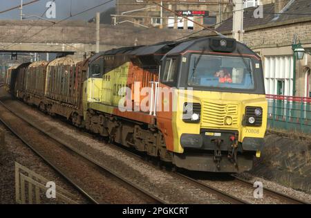 General Electric Powerhaul classe 70 diesel-elettrico loco 70808 nella livrea Colas Rail Freight arancione e gialla sulla WCML a Carnforth, 22nd marzo 2023. Foto Stock