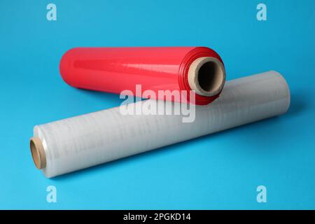 Rotoli di diverso materiale plastico elasticizzato su sfondo azzurro Foto Stock