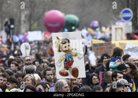 Julien Mattia / le Pictorium - dimostrazione il 23 marzo contro la riforma delle pensioni, a Parigi. - 22/1/2017 - Francia / Parigi / Parigi - dimostrazione del 23 marzo contro la riforma delle pensioni, a Parigi. Foto Stock