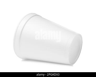 Una tazza di polistirolo pulita isolata su bianco Foto Stock