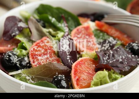 Ciotola di deliziosa insalata di arancia siciliana, primo piano Foto Stock