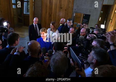 Edimburgo Scozia, Regno Unito 23 marzo 2023. Il primo Ministro della Scozia Nicola Sturgeon incontra i giornalisti dopo le sue ultime interrogazioni del primo Ministro come primo Ministro. credito sst/alamy notizie dal vivo Foto Stock