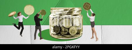 Impiegati, impiegati che mettono le monete in vaso. Finanze aziendali in crescita. Lavoro di squadra di successo. Collage d'arte contemporanea. Foto Stock