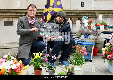 Londra, Regno Unito. Richard Ratcliffe ha visitato Vahid Beheshti, che si trova il giorno 29 del suo sciopero della fame, per chiedere che il governo britannico proibiscano il corpo della Guardia rivoluzionaria Islamica (IRGC). Richard Ratcliffe ha proseguito un secondo sciopero della fame per 21 giorni nel 24th ottobre 2021 per esercitare pressioni sul Ministero degli Esteri affinché faccia di più per negoziare la liberazione della moglie Nazanin Zaghari-Ratcliffe. Ufficio degli esteri, Whitehall. Credit: michael melia/Alamy Live News Foto Stock