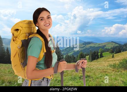 Donna con zaino e bastoncini da trekking in montagna nelle giornate di sole Foto Stock