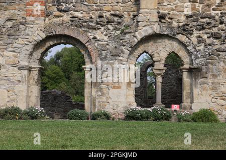 Mix di architettura gotica e romanica nel Monastero di Cârța, Romania: Un raro esempio di archi gotici all'interno di un arco romanico Foto Stock