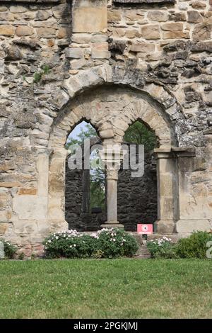 Mix di architettura gotica e romanica nel Monastero di Cârța, Romania: Un raro esempio di archi gotici all'interno di un arco romanico Foto Stock