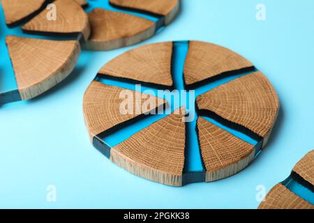 Eleganti montagne russe in legno su sfondo azzurro Foto Stock