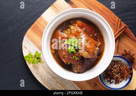 Food Concept Spot focus casalingo asiatico 5 spezie brasato di maiale su sfondo nero con spazio copia Foto Stock