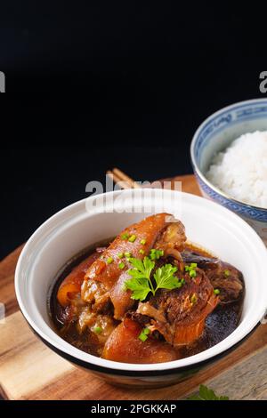 Food Concept Spot focus casalingo asiatico 5 spezie brasato di maiale su sfondo nero con spazio copia Foto Stock